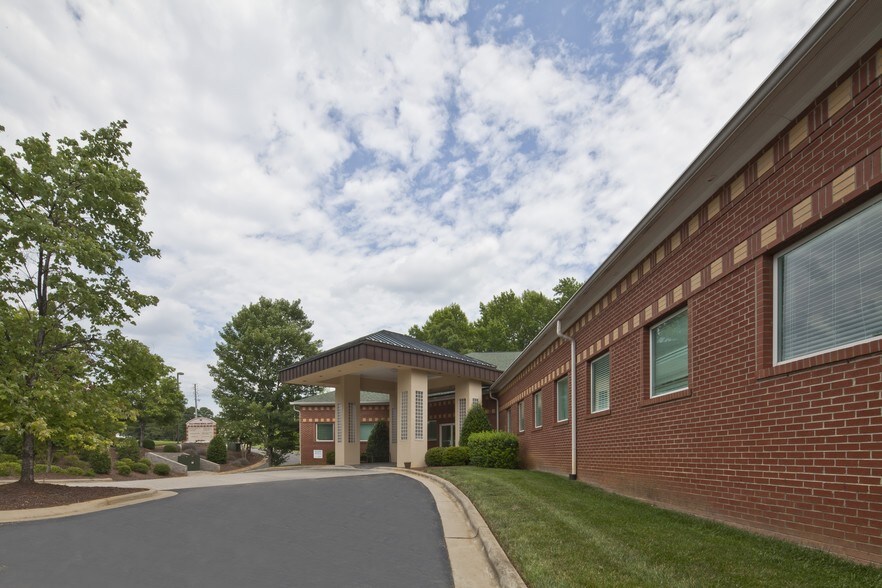 500 Holly Springs Rd, Holly Springs, NC à louer - Photo de l’immeuble – Image 3 sur 17