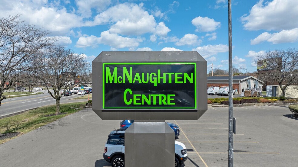 6085-6115 Mcnaughten Rd, Columbus, OH à louer - Photo de l’immeuble – Image 1 sur 12