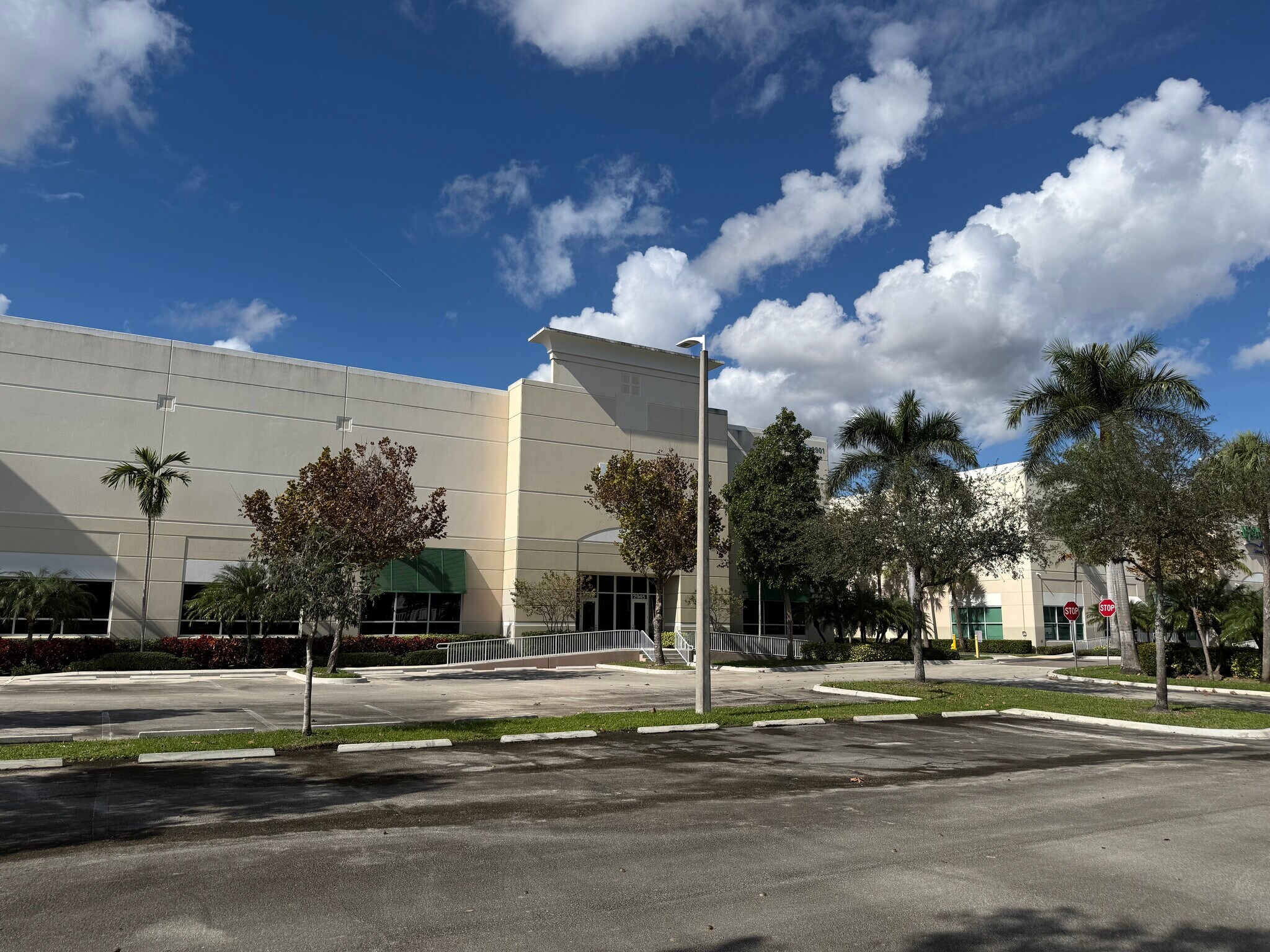 2901 NW 27th Ave, Pompano Beach, FL à louer Photo principale– Image 1 sur 5
