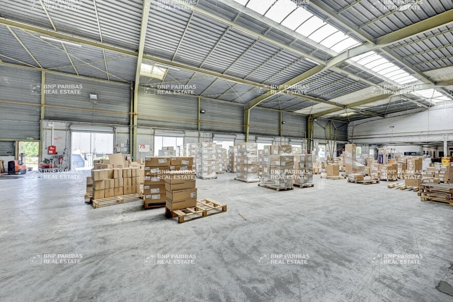 Local d’activités dans Chennevières-sur-Marne à louer - Photo de l’immeuble – Image 3 sur 16
