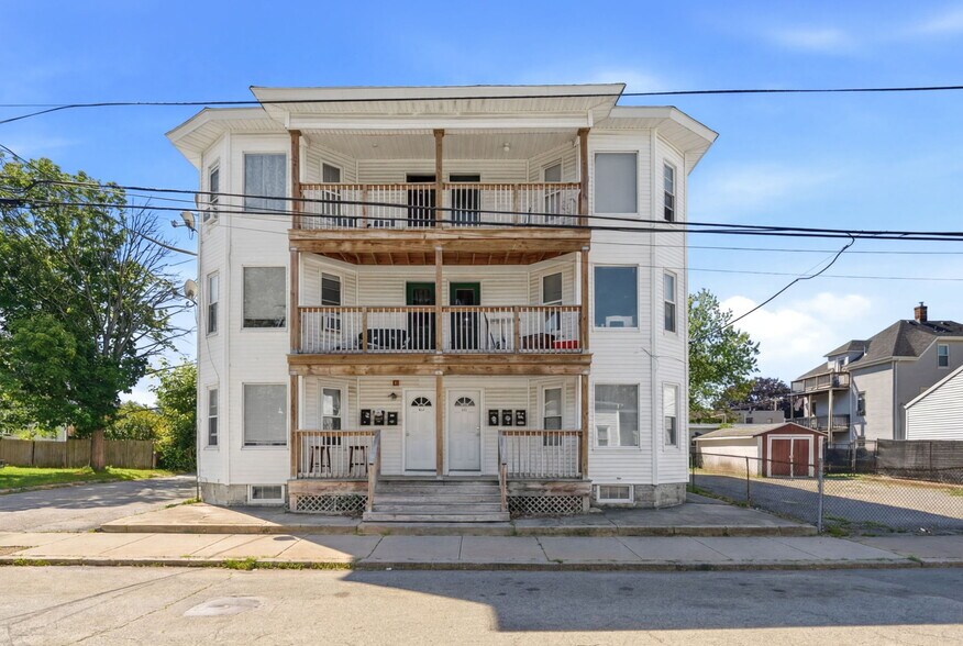 271-273 Coe St, Woonsocket, RI à vendre - Photo de l’immeuble – Image 1 sur 18
