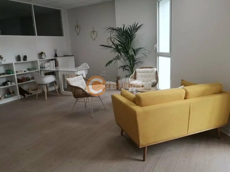 Local d'activités dans Le Pian-Médoc à vendre - Photo de l’immeuble – Image 3 sur 7