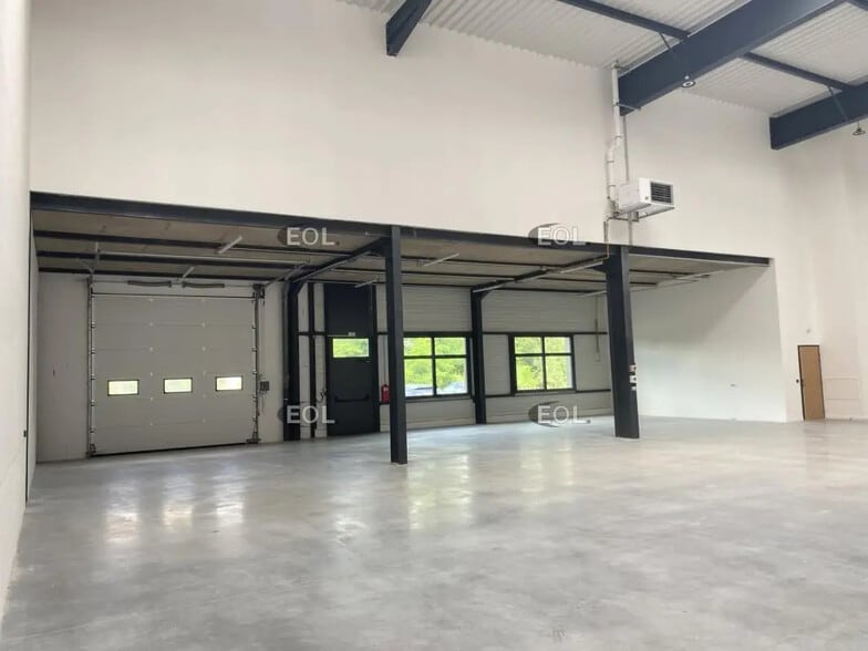 Local d’activités dans Saint-Priest à louer - Photo intérieure – Image 2 sur 19