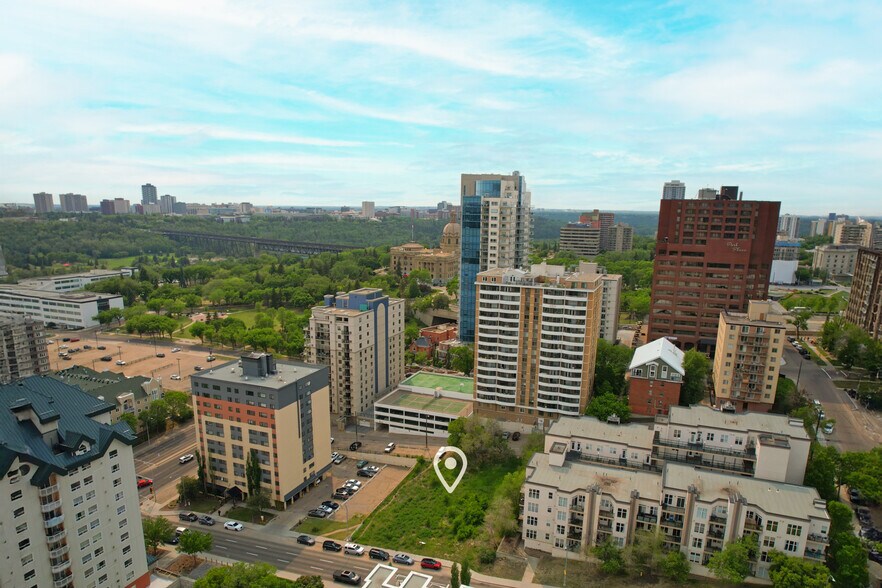 9724 105 St NW, Edmonton, AB à vendre - Photo de l’immeuble – Image 3 sur 28