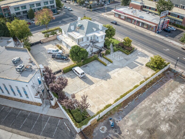 Wildrose Historic Landmark + Parking Lot portefeuille de 2 biens à vendre sur LoopNet.fr - Photo de l’immeuble – Image 3 sur 15