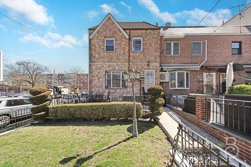 2001 37th St, Astoria, NY à vendre - Photo de l’immeuble – Image 1 sur 21