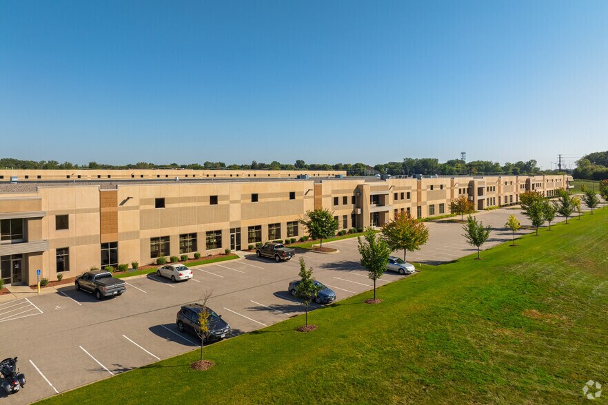 8700 Shelby Ct, Chanhassen, MN à louer - Photo de l’immeuble – Image 2 sur 4
