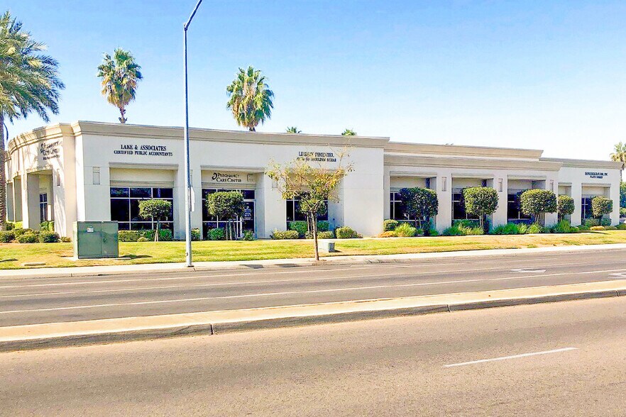 7005 N Maple Ave, Fresno, CA à louer - Photo principale – Image 1 sur 2