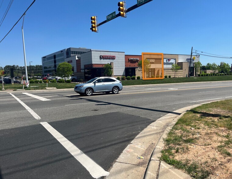 5431 Page Rd, Durham, NC à louer - Photo de l’immeuble – Image 2 sur 5