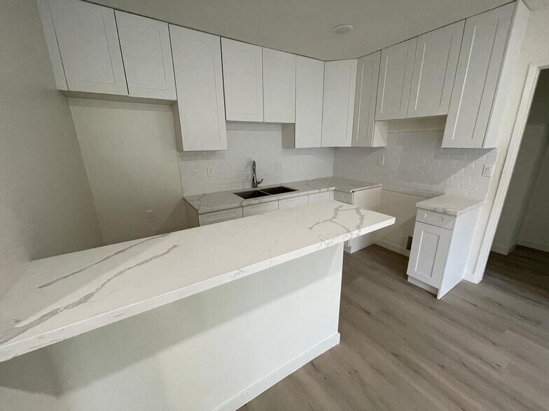 553 N Flores St, Los Angeles, CA à vendre - Photo de l’immeuble – Image 3 sur 58