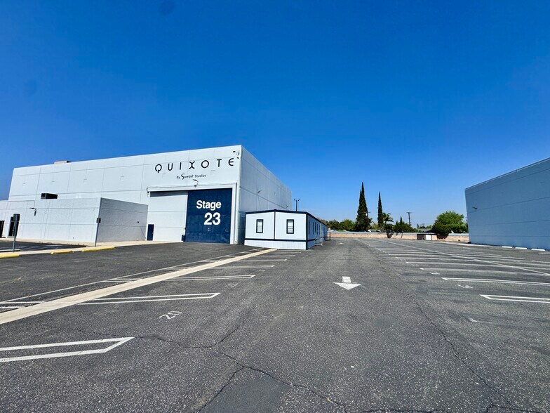 13951 Saticoy St, Panorama City, CA à louer - Photo de l’immeuble – Image 2 sur 20