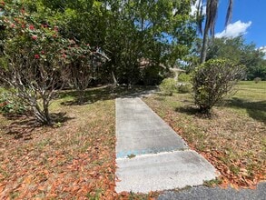 550 Bush Rd, Jupiter, FL à louer Photo de l’immeuble– Image 2 sur 18