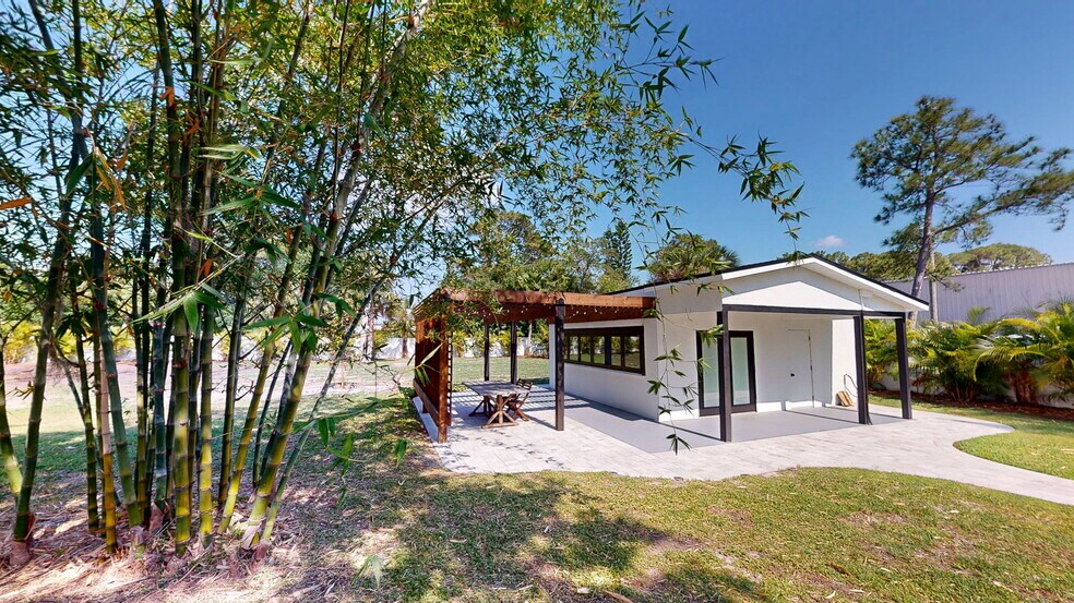 10787 Oak St NE, Saint Petersburg, FL à louer - Photo de l’immeuble – Image 2 sur 50