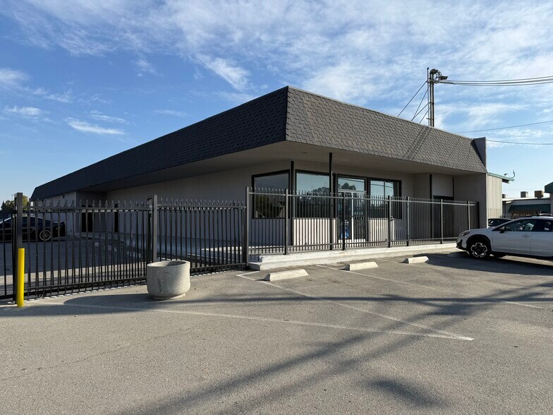3624 Buck Owens Blvd, Bakersfield, CA à louer - Photo de l’immeuble – Image 2 sur 10
