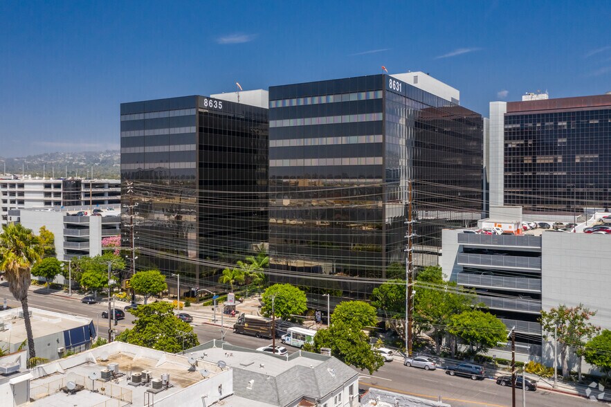 8631 W 3rd St, Los Angeles, CA à louer - Photo de l’immeuble – Image 1 sur 6