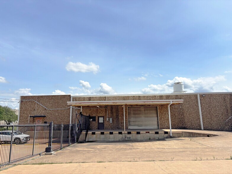 4529 Gold Rd, Dallas, TX à vendre - Photo de l’immeuble – Image 2 sur 7