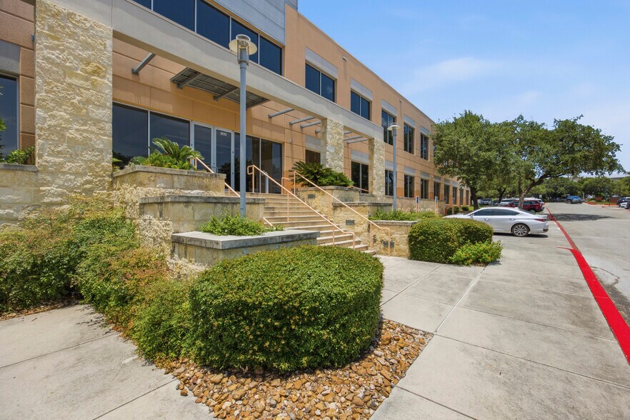 300 E Sonterra Blvd, San Antonio, TX à louer - Photo de l’immeuble – Image 3 sur 7