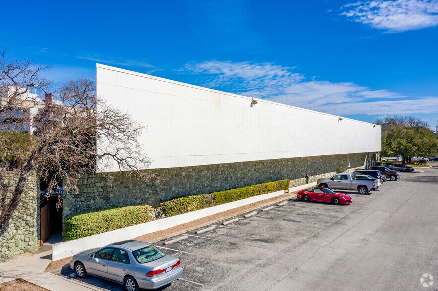 8601 Village Dr, San Antonio, TX à louer - Photo de l’immeuble – Image 3 sur 15