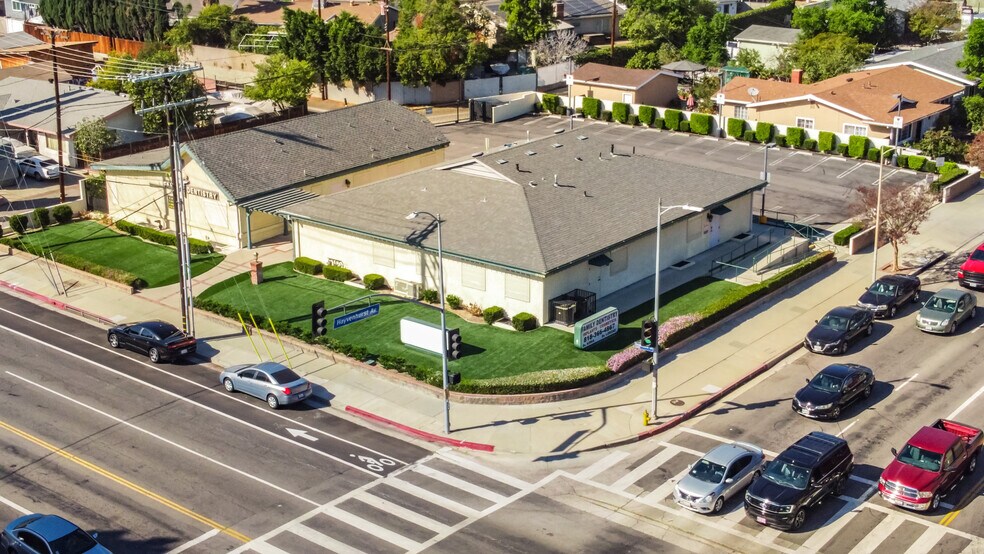 16605 Devonshire St, Granada Hills, CA à louer - Photo de l’immeuble – Image 1 sur 10
