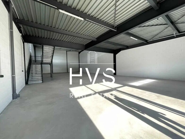 Local d’activités dans La Ciotat à louer - Photo de l’immeuble – Image 3 sur 7