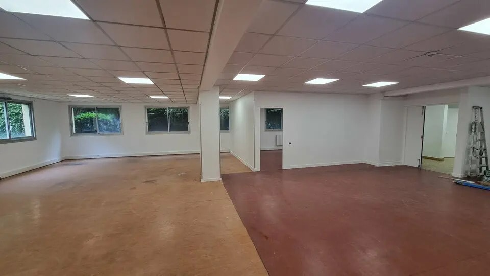 Local d’activités dans Versailles à louer - Photo de l’immeuble – Image 2 sur 7