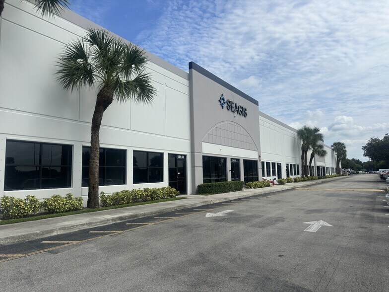 11511-11661 Interchange Cir S, Miramar, FL à louer - Photo de l’immeuble – Image 1 sur 1