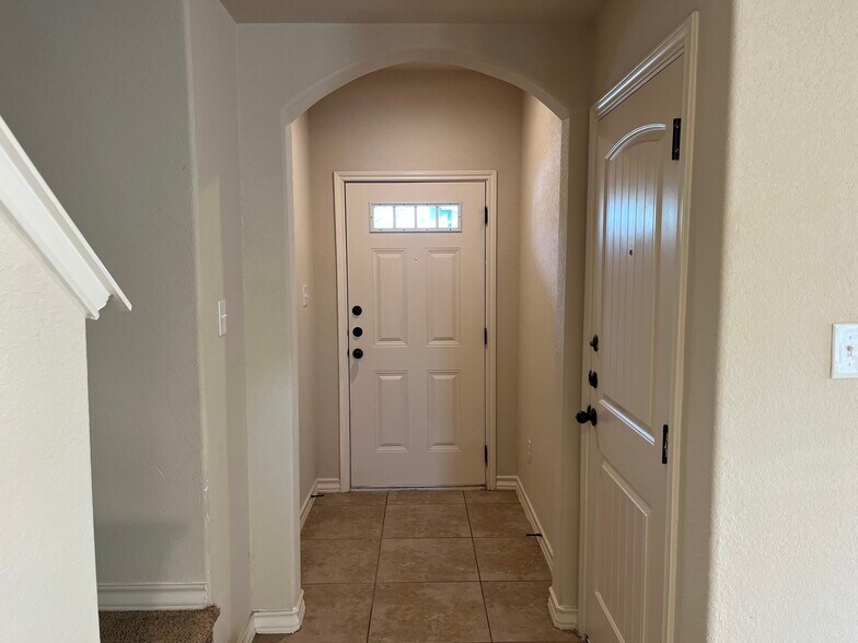 7002 Donovan Way, San Antonio, TX à vendre - Photo de l’immeuble – Image 2 sur 33