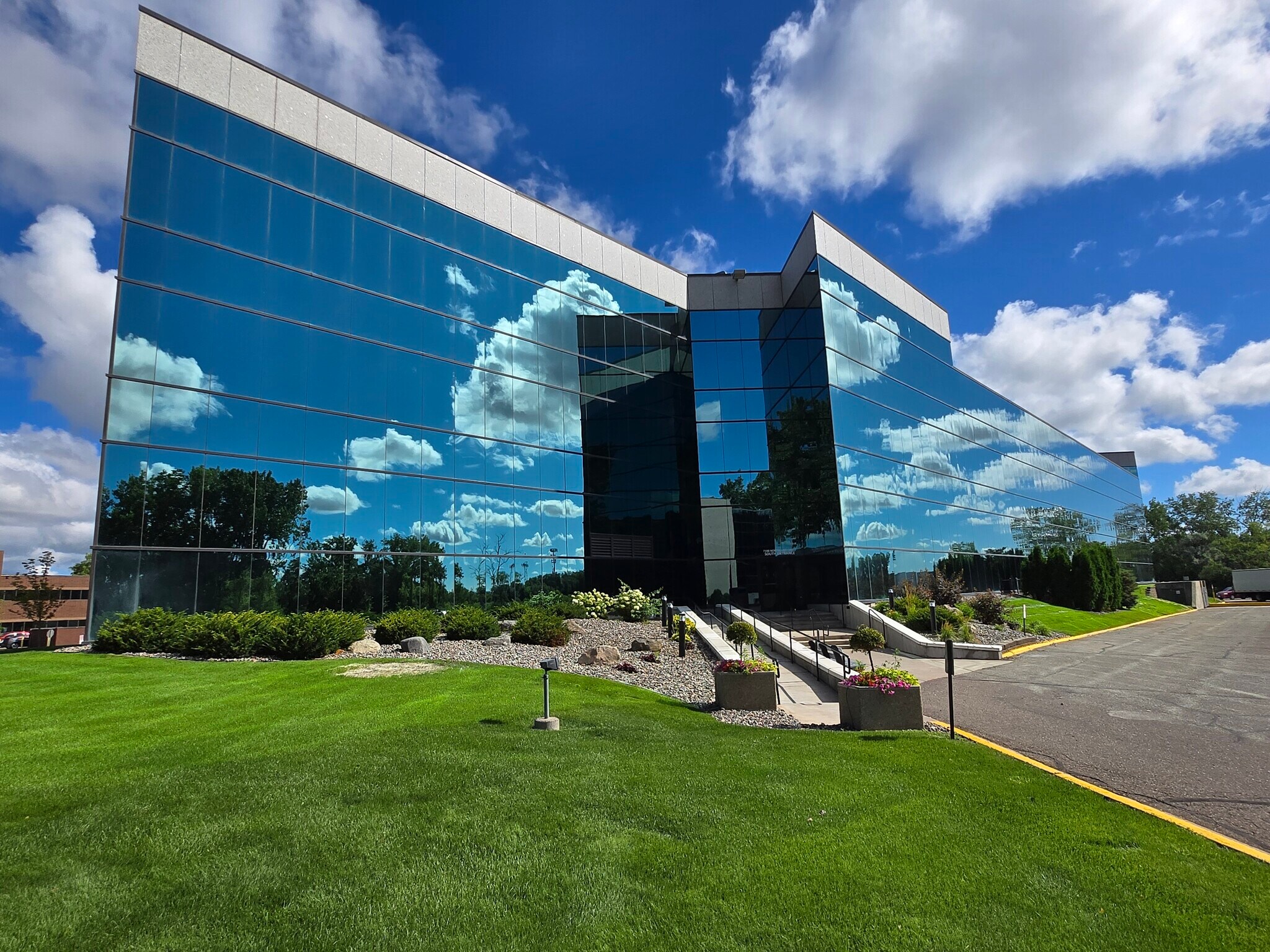 7100 Northland Cir N, Brooklyn Park, MN à louer Photo principale– Image 1 sur 40