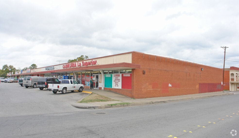 700-740 N Sylvania Ave, Fort Worth, TX à louer - Photo principale – Image 1 sur 3