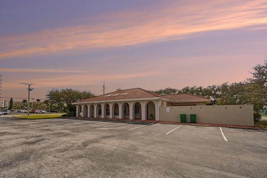 1727 N Atlantic Ave, Cocoa Beach, FL à vendre - Photo de l’immeuble – Image 3 sur 36