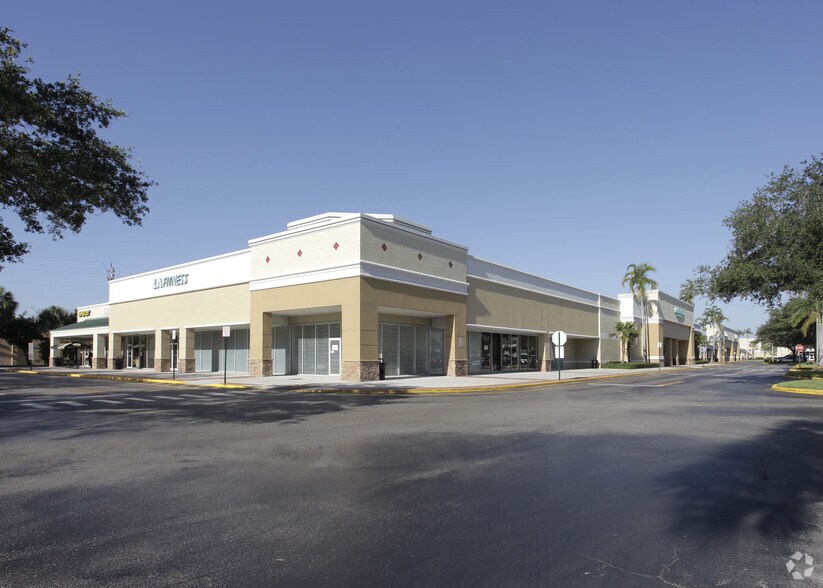 700 N University Dr, Pembroke Pines, FL à louer - Photo de l’immeuble – Image 3 sur 20