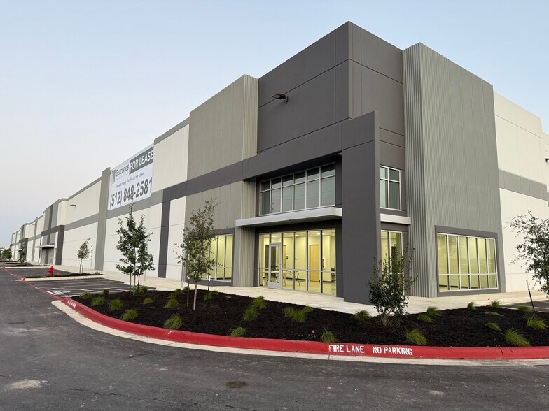 500 Wonder World Dr, San Marcos, TX à louer - Photo de l’immeuble – Image 1 sur 11