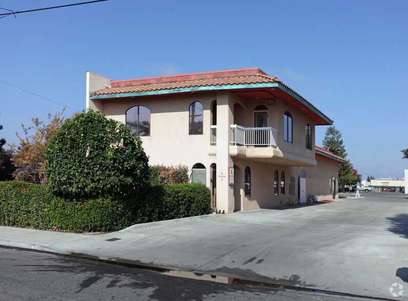 2236 W Monte Vista Ave, Visalia, CA à louer - Photo de l’immeuble – Image 3 sur 4