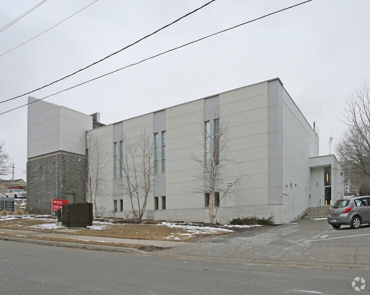 16 Andrew St, Kitchener, ON à louer - Photo de l’immeuble – Image 1 sur 12