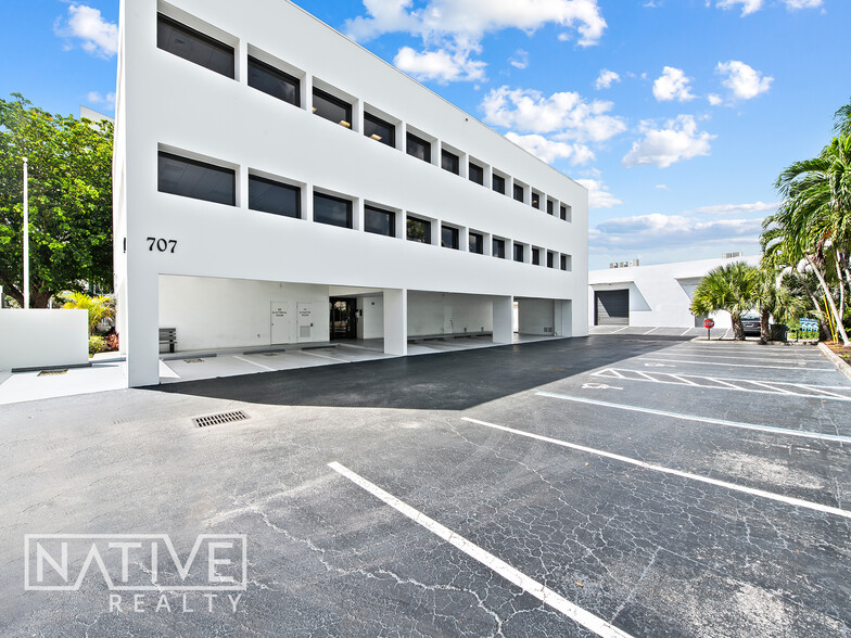 707 NE 3rd Ave, Fort Lauderdale, FL à louer - Photo de l’immeuble – Image 3 sur 57