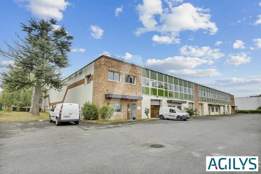 Local d’activités dans Les Ulis à louer - Photo de l’immeuble – Image 1 sur 5