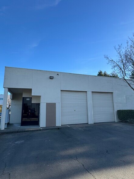 1110 Industrial Ave, Petaluma, CA à vendre - Photo de l’immeuble – Image 2 sur 4
