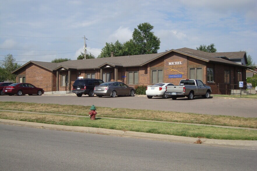 2951 SW Wanamaker Dr, Topeka, KS à louer - Photo de l’immeuble – Image 3 sur 3