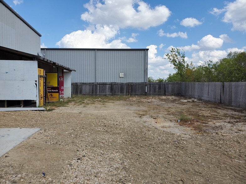 641 Commercial Dr, Buda, TX à louer - Photo de l’immeuble – Image 3 sur 9