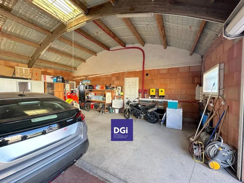 Local d'activités dans Milhaud à vendre - Photo de l’immeuble – Image 2 sur 3