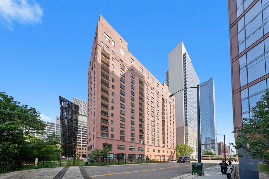 345 N Canal St, Chicago, IL à louer - Photo de l’immeuble – Image 1 sur 15