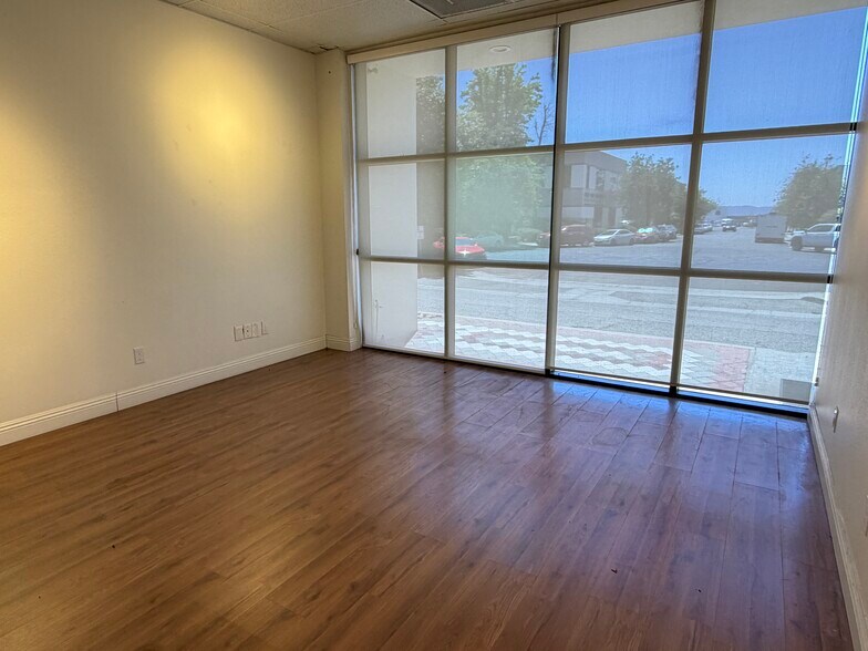 7949 Ajay Dr, Sun Valley, CA à louer - Photo de l’immeuble – Image 3 sur 10