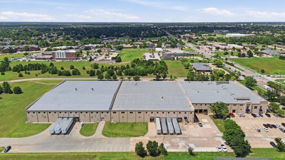 2101 S Kelly Ave, Edmond, OK à louer - Aérien – Image 3 sur 7