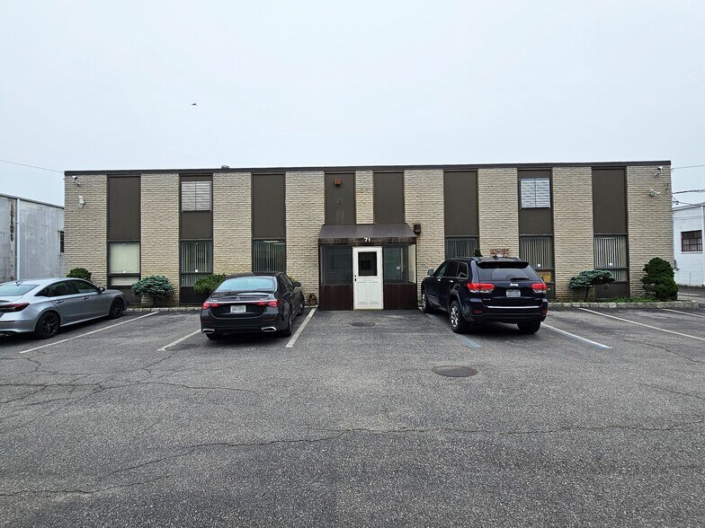 71-73 Cleveland Ave, Bay Shore, NY à vendre - Photo de l’immeuble – Image 1 sur 9