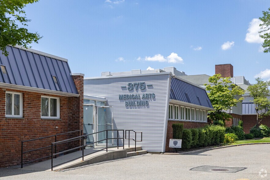 375 E Main St, Bay Shore, NY à louer - Photo principale – Image 1 sur 12