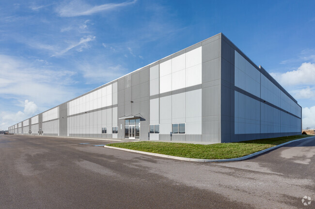 Plus de détails pour 18300 Snow Rd, Brook Park, OH - Industriel/Logistique à louer