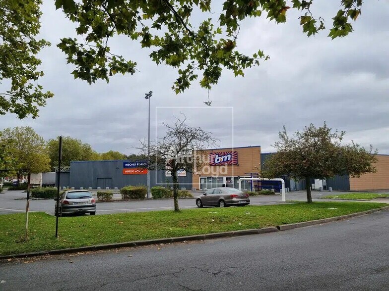 Local commercial dans Savigny-le-Temple à louer - Photo de l’immeuble – Image 2 sur 4