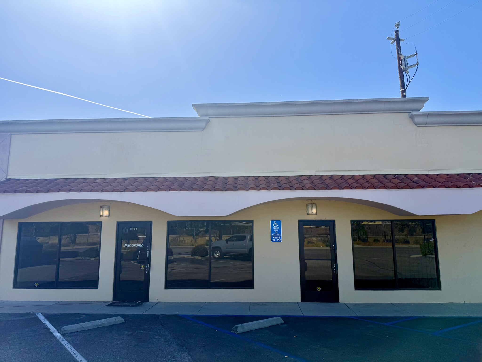 8841-8863 Canoga Ave, Canoga Park, CA à louer Photo intérieure– Image 1 sur 9