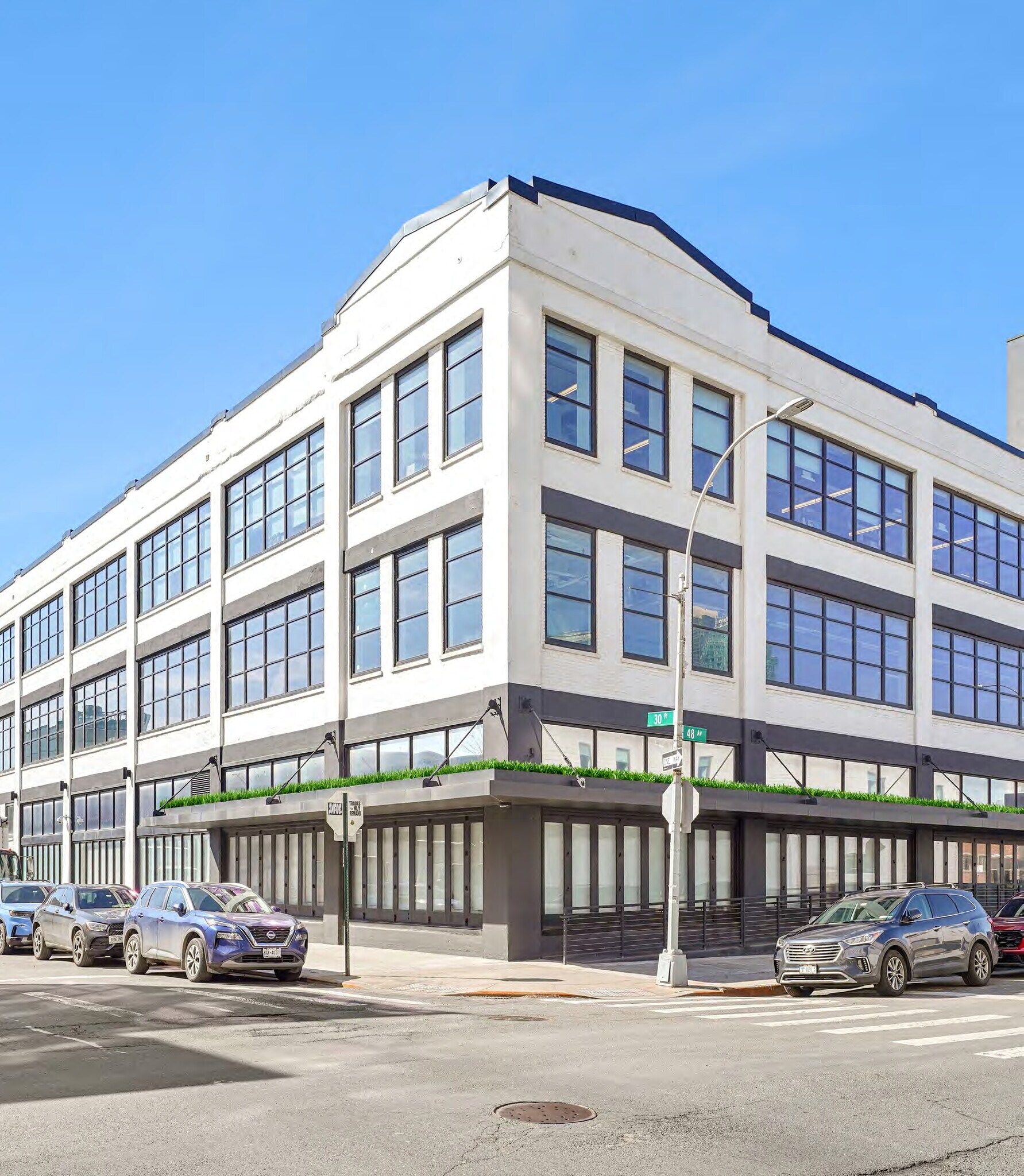 30-02 48th Ave, Long Island City, NY à louer Photo de l’immeuble– Image 1 sur 4