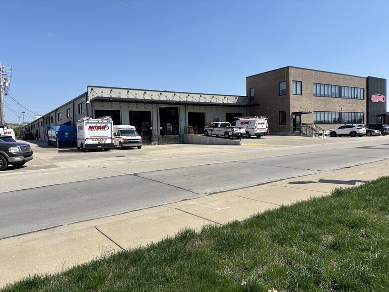 1002-1010 Hanley Industrial Ct, Brentwood, MO à louer - Photo de l’immeuble – Image 2 sur 7